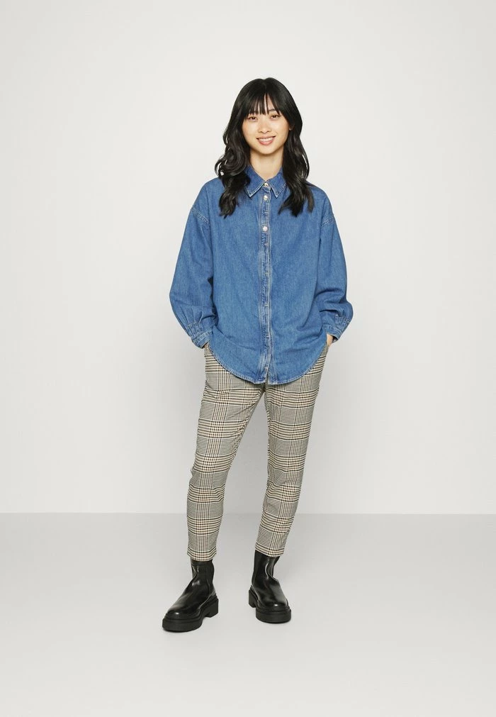ONLY Petite ONLASPEN LIFE - Button-down Blouse - Medium Blue Denim 4 ONLY Petite ONLASPEN LIFE - Button-down Blouse - Medium Blue Denim - Image 2