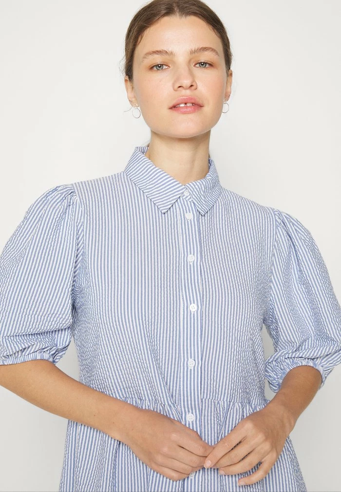 ONLY Petite ONLCASSIE LAYERED BUTTON DRESS - Day Dress - Cloud Dancer/medium Denim Blue 6 ONLY Petite ONLCASSIE LAYERED BUTTON DRESS - Day Dress - Cloud Dancer/medium Denim Blue - Image 4