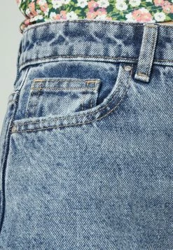 ONLY Petite ONLJAGGER MOM LUX RAW - Relaxed Fit Jeans - Light Blue Denim -ONLY Petite store 093d06d2cbd84f8da686a532c820b252