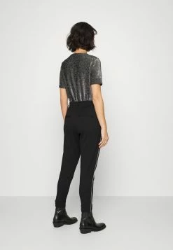 ONLY Petite ONLPOPTRASH LIFE EASY CHAIN - Trousers - Black 10 ONLY Petite ONLPOPTRASH LIFE EASY CHAIN - Trousers - Black -ONLY Petite store 11bfe7a5685d4d838689a598b42e8d98