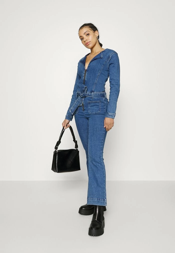ONLY Petite ONLLAURA SFLARED ZIP - Jumpsuit - Medium Blue Denim 4 ONLY Petite ONLLAURA SFLARED ZIP - Jumpsuit - Medium Blue Denim - Image 2