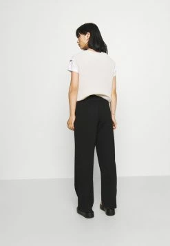 ONLY Petite ONLPOPTRASH SUKI LIFE PANT - Trousers - Black -ONLY Petite store 257299e4353c4dc5aa5e7a071316323b