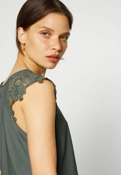 ONLY Petite ONLSILJA LIFE NEW MIX - Print T-shirt - Balsam Green -ONLY Petite store 29819d930d7e47f19ed8f87bcac1e2fb