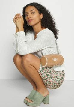 ONLY Petite ONLTHEA FEVER LIFECITY - Shorts - Greener Pastures/ditsy -ONLY Petite store 2f53bf9fd5af4a4fa2c37b1f1a0d6e70