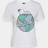 ONLY Petite ONLPEANUTS LOVE EARTH - Print T-shirt - White -ONLY Petite store 304bd4cd87da4defaafc9aa0286b2223