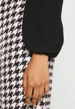 ONLY Petite ONLMETTE O NECK - Blouse - Black -ONLY Petite store 347cc3c5c9214813a604e6d72b2f08b2