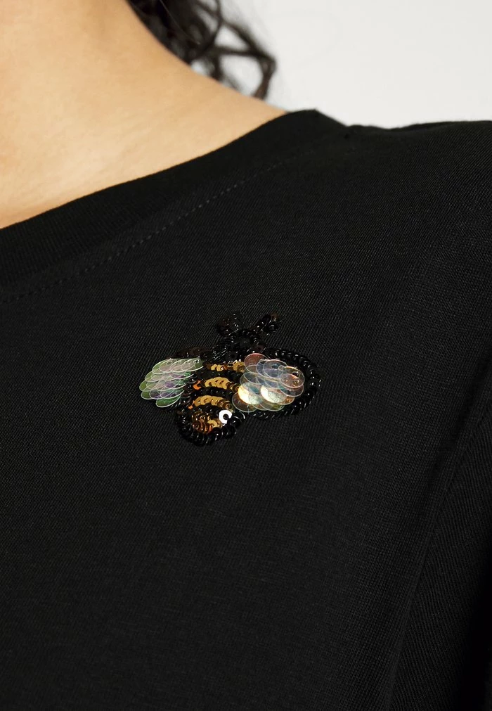 ONLY Petite ONLKITA BEE BOX - Print T-shirt - Black 7 ONLY Petite ONLKITA BEE BOX - Print T-shirt - Black - Image 5