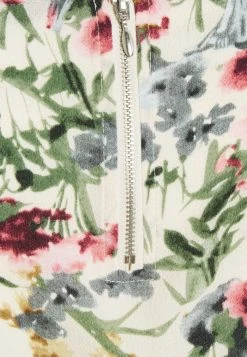 ONLY Petite ONLVIC - Print T-shirt - Cloud Dancer -ONLY Petite store 46f21fc07e2343ccabbe11a04f54af37