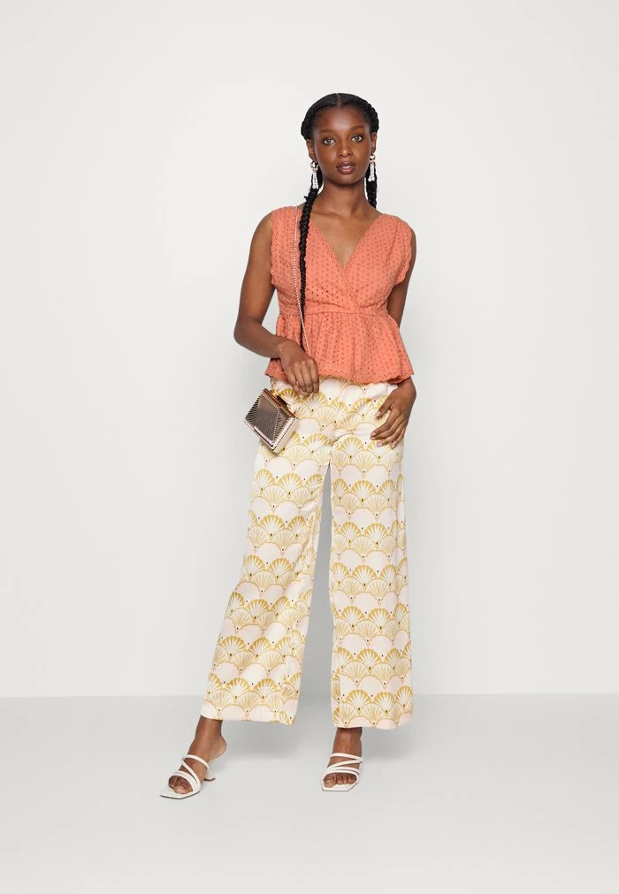 ONLY Petite ONLMEGA STRAP TOP - Blouse - Desert Sand 4 ONLY Petite ONLMEGA STRAP TOP - Blouse - Desert Sand - Image 2