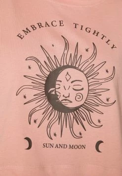 ONLY Petite ONLSPIRIT CROPPED - Print T-shirt - Rose Tan -ONLY Petite store 56f5504a777d4d49b8d2e77669f2f391