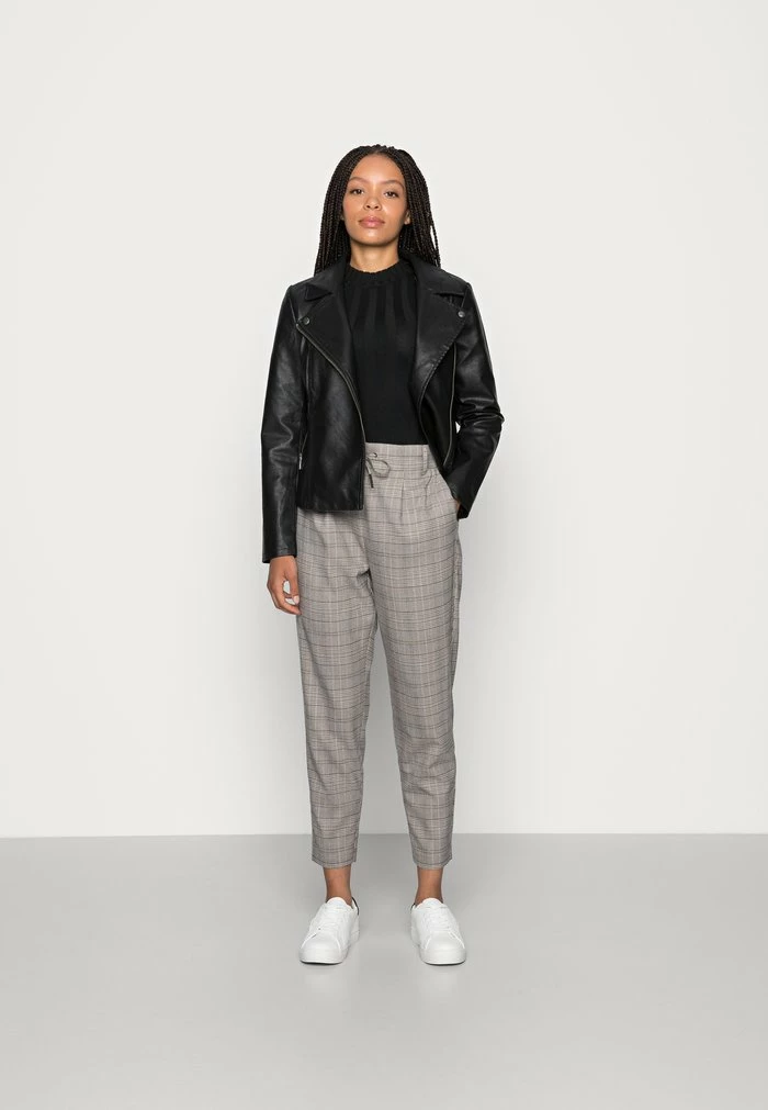 ONLY Petite ONLPOPTRASH EASY THINK - Chinos - Blackdark Grey/cloud Dancer 4 ONLY Petite ONLPOPTRASH EASY THINK - Chinos - Blackdark Grey/cloud Dancer - Image 2