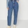 ONLY Petite ONLOVA LIFE CARROT - Relaxed Fit Jeans - Medium Blue Denim -ONLY Petite store 5cec20ac6d8a4ea39c6f636f7f0eebb4