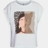 ONLY Petite ONLAMARA HALFFACE TOP BOX - Print T-shirt - Bright White -ONLY Petite store 60a75f4f0a114ab1bcf83bbe11896b0f