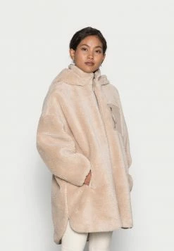 ONLY Petite ONLSASCHA SHERPA JACKET - Winter Coat - Cuban Sand