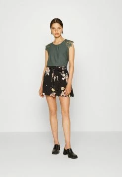 ONLY Petite ONLSILJA LIFE NEW MIX - Print T-shirt - Balsam Green -ONLY Petite store 825c0897e5b54cac9d020f37ae2797d7