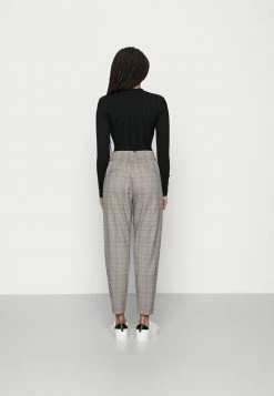 ONLY Petite ONLPOPTRASH EASY THINK - Chinos - Blackdark Grey/cloud Dancer 9 ONLY Petite ONLPOPTRASH EASY THINK - Chinos - Blackdark Grey/cloud Dancer -ONLY Petite store 83aa3b6196ff460d86290ead77e533f8