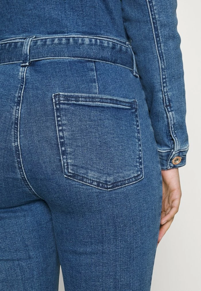ONLY Petite ONLLAURA SFLARED ZIP - Jumpsuit - Medium Blue Denim 6 ONLY Petite ONLLAURA SFLARED ZIP - Jumpsuit - Medium Blue Denim - Image 4