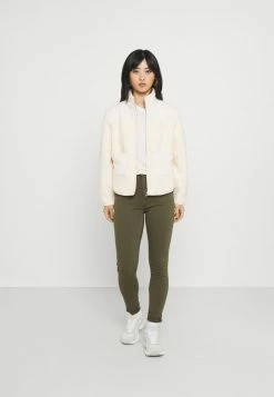 ONLY Petite ONLPAOLA LIFE - Jeans Skinny Fit - Ivy Green -ONLY Petite store 85af905d86cc40629b14f57e07d3faf1