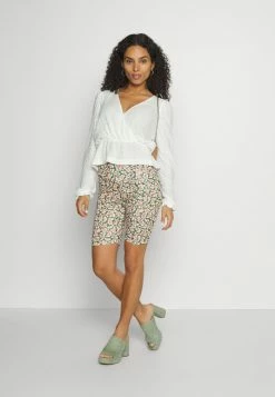 ONLY Petite ONLTHEA FEVER LIFECITY - Shorts - Greener Pastures/ditsy -ONLY Petite store 884de12911e14c97829354c376b601b4