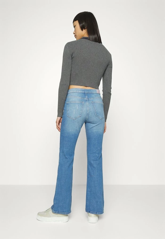 ONLY Petite ONLBLAKE LIFE FLARED - Relaxed Fit Jeans - Medium Blue Denim 5 ONLY Petite ONLBLAKE LIFE FLARED - Relaxed Fit Jeans - Medium Blue Denim - Image 3