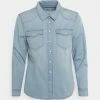 ONLY Petite ONLROCK IT LIFE SHIRT - Button-down Blouse - Light Blue Denim -ONLY Petite store 8b6ba3a0b30548d3913cea0a7accb65d