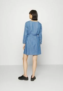 ONLY Petite ONLBEA V NECK TUNIC - Day Dress - Medium Blue Denim -ONLY Petite store 9a5ae5d9ac6a47c3ab9df63da1a5df5f