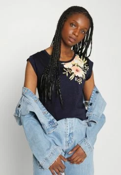 ONLY Petite ONLBONE FEEL FEATHERS BOX - Print T-shirt - Night Sky -ONLY Petite store acd837c86bea4e40aafc88155a764ebc