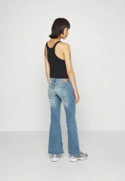 ONLY Petite ONLCORAL ANKLE FLARED - Relaxed Fit Jeans - Light Blue Denim -ONLY Petite store b1573a0e057f4f779a4651691fb45ac8