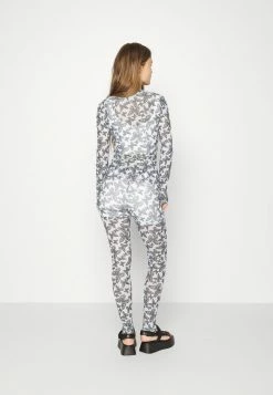 ONLY Petite ONLISA - Leggings - Trousers - Cloud Dancer -ONLY Petite store b2f26c0b36624736adaf3f946f977a26