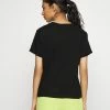 ONLY Petite ONLKITA BEE BOX - Print T-shirt - Black 2 ONLY Petite ONLKITA BEE BOX - Print T-shirt - Black -ONLY Petite store c72eb6e46f9944ea843e6e0cfd330cee