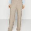 ONLY Petite ONLKATIA PANTS - Trousers - Beige 1 ONLY Petite ONLKATIA PANTS - Trousers - Beige -ONLY Petite store d3599eda1594409ba354f3494f78b98c