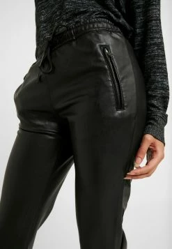 ONLY Petite ONLBIRGITTE TOPAS STRING PANT - Tracksuit Bottoms - Black -ONLY Petite store d5f5701c407e40838144f26fb3ad341b