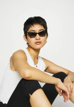 ONLY Petite ONLPOPTRASH EASY CAPRI PANT - Trousers - Black -ONLY Petite store df16c10c1ccb4f91bbcb66f731cf6cf5