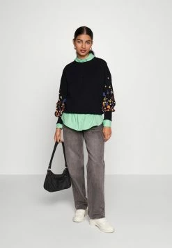 ONLY Petite ONLBROOKE O-NECK FLOWER - Sweatshirt - Black -ONLY Petite store fc8c97ad9faf423f8d69ae84ce57d920